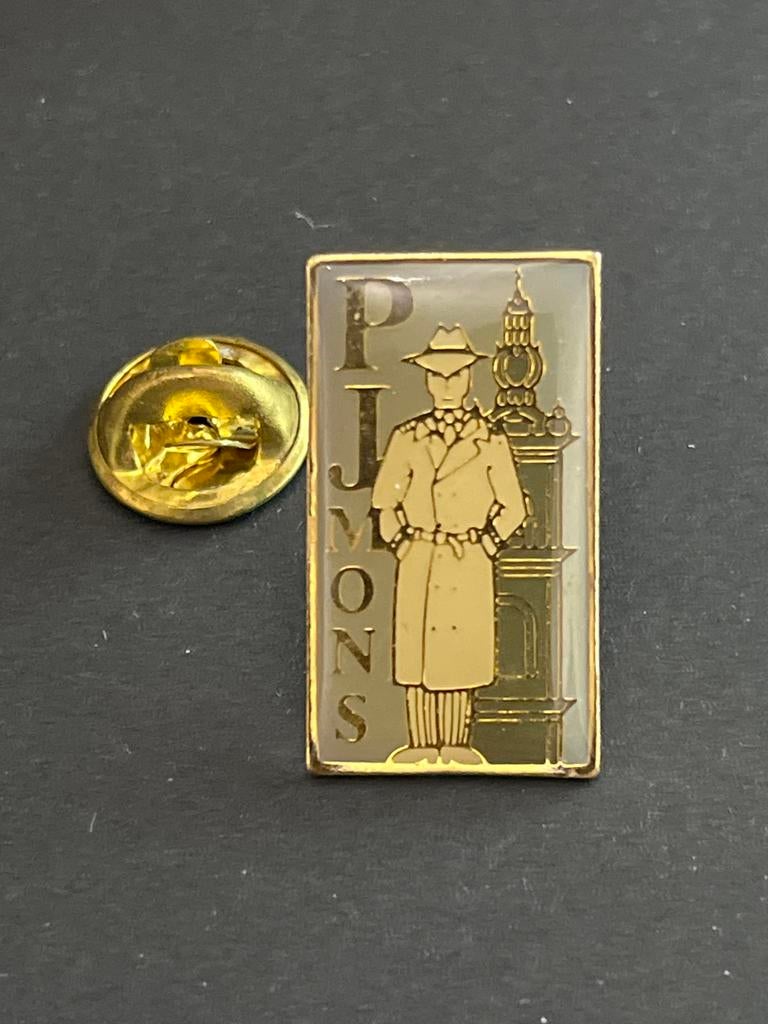Vintage P.J. Mons Pin - Detective Figuur, Figuurtje, Gebruikt, Ophalen of Verzenden, Speldje of Pin