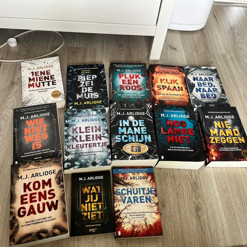 Serie Helen Grace van M.J. Arlidge, Boeken, Ophalen of Verzenden, Zo goed als nieuw