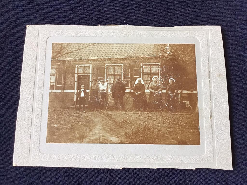 2 kabinetfoto’s, klederdracht, Zeeland, boerderij, fiets, Gebruikt, Foto, Klederdracht, Ophalen of Verzenden