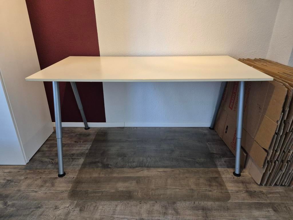 IKEA Galant bureau met verstelbare poten, Huis en Inrichting, Bureaus, Ophalen, In hoogte verstelbaar, Zo goed als nieuw, IKEA
