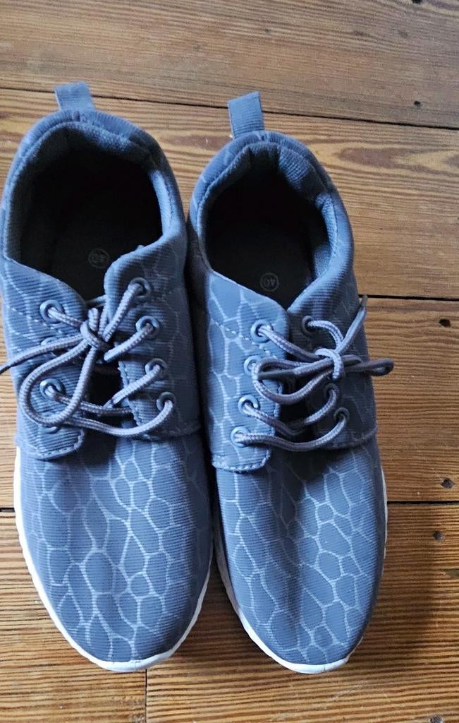 Grijze sport schoenen maat 40, Kleding | Dames, Schoenen, Ophalen of Verzenden, Grijs, Sneakers of Gympen, Zo goed als nieuw