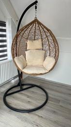 Mooie hangstoel, met beige kussens, Ophalen, Binnen, Zo goed als nieuw, Met standaard