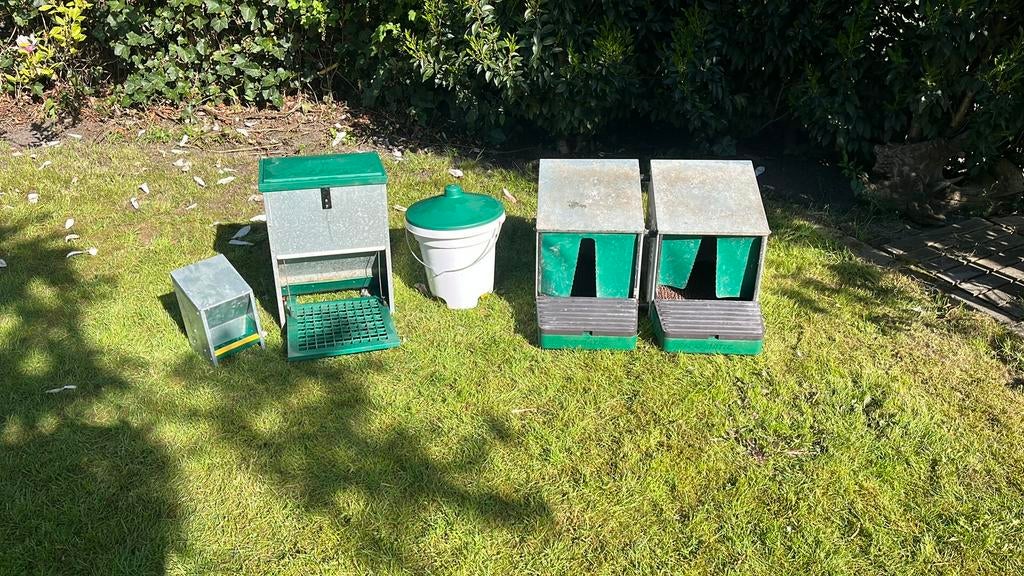 Complete kippen drink, voer en nestbakken, Dieren en Toebehoren, Pluimvee | Toebehoren, Ophalen, Gebruikt, Drinken en Voederen