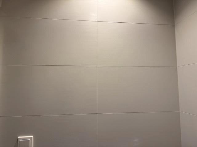 NIEUW in DOOS 6,5M2 lichtgrijze Wand Tegels aangeboden, Doe-het-zelf en Verbouw, Tegels, Nieuw, Wandtegels, Keramiek, 40 tot 60 cm