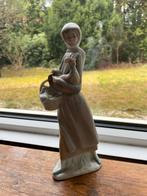 Beeldje Lladro Vrouw met Kip en Mand, Verzamelen, Beelden en Beeldjes, Ophalen, Zo goed als nieuw, Mens