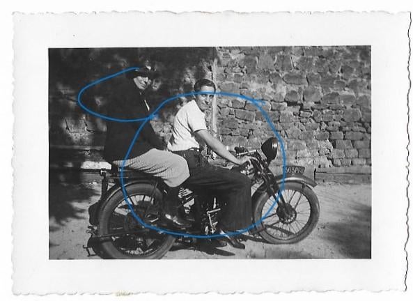 Peugeot P107 moto motor man vrouw foto, Verzenden, Foto, Zo goed als nieuw, Voor 1940