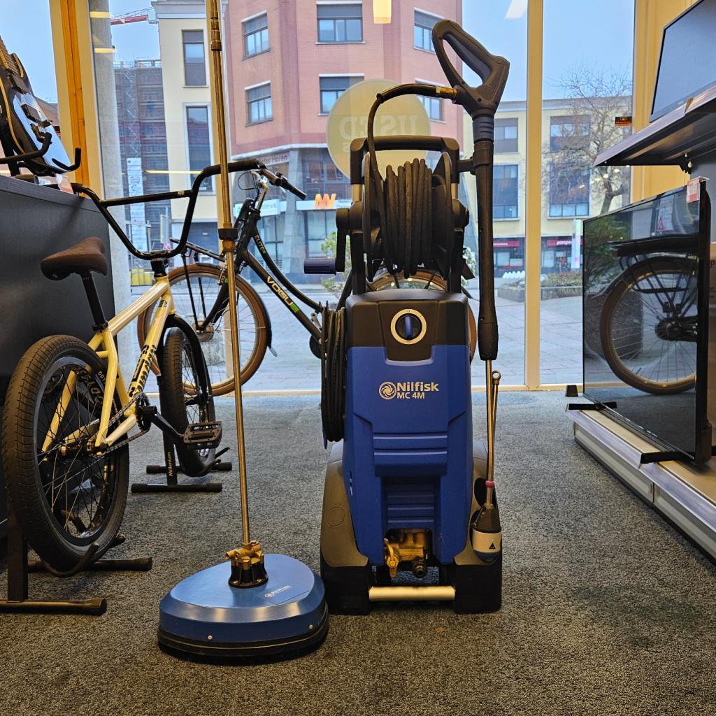 Nilfisk MC 4M 160/620 XT Hogedrukreiniger + Hydroscrub P300, Doe-het-zelf en Verbouw, Reinigingsmachines, DKNY, Zo goed als nieuw