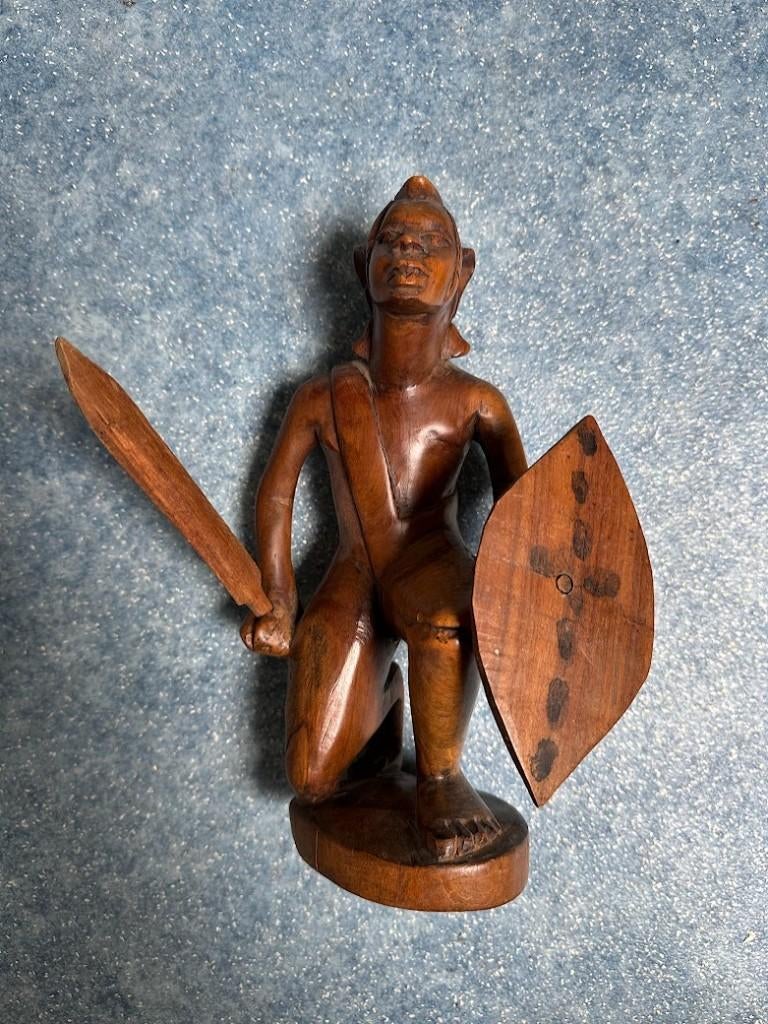 Houtsnijwerk, Knielende Masai krijger met zwaard en schild, Antiek en Kunst, Ophalen of Verzenden