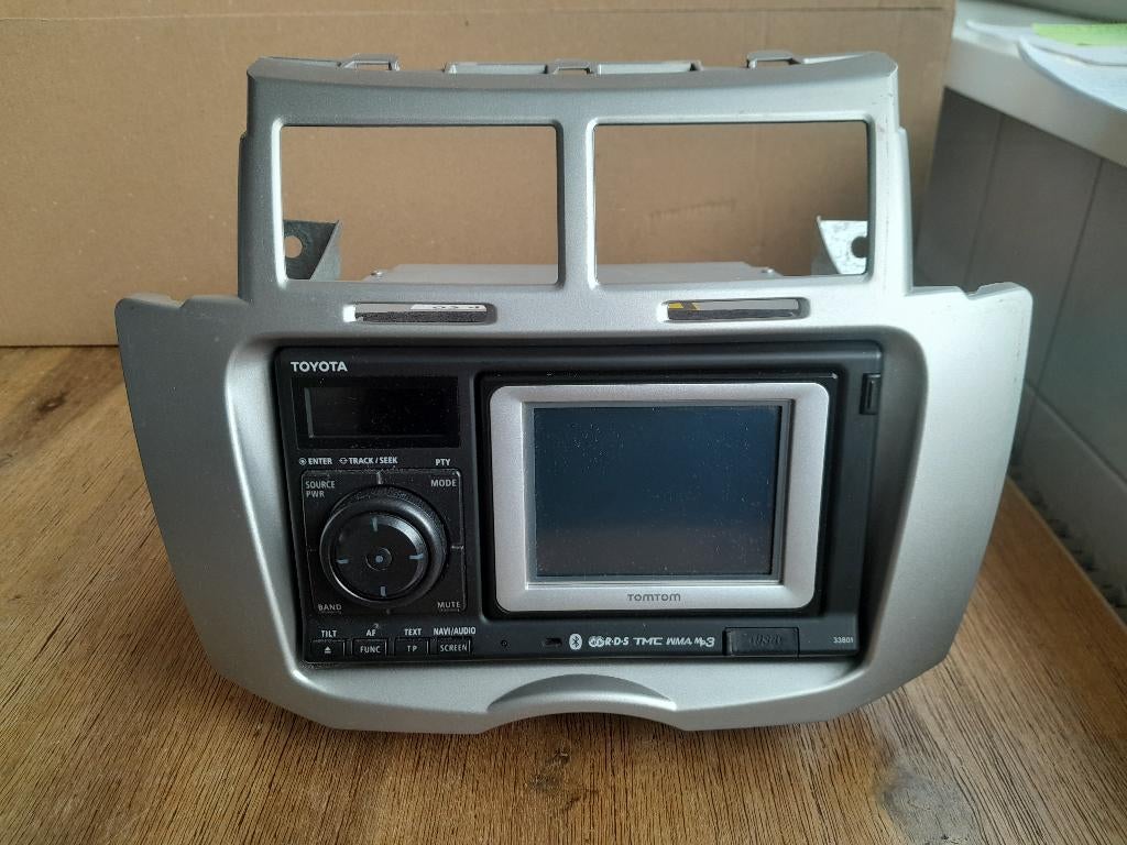 RADIO/CD + TomTom NAVIGATIE - Origineel - TOYOTA YARIS P9, Auto diversen, Autoradio's, Verzenden, Gebruikt