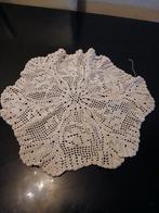 Handgehaakt kleedje - Wit, rond en decoratief, Hobby en Vrije tijd, Breien en Haken, Ophalen of Verzenden, Gebruikt, Haken, Overige typen