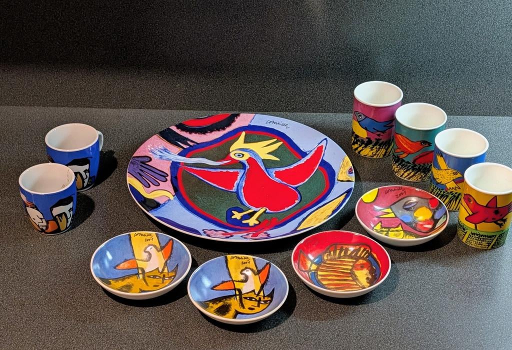 Corneille servies en 2 Herman Brood kopjes - erfenis, Keramiek, Ophalen of Verzenden, Zo goed als nieuw, Overige stijlen