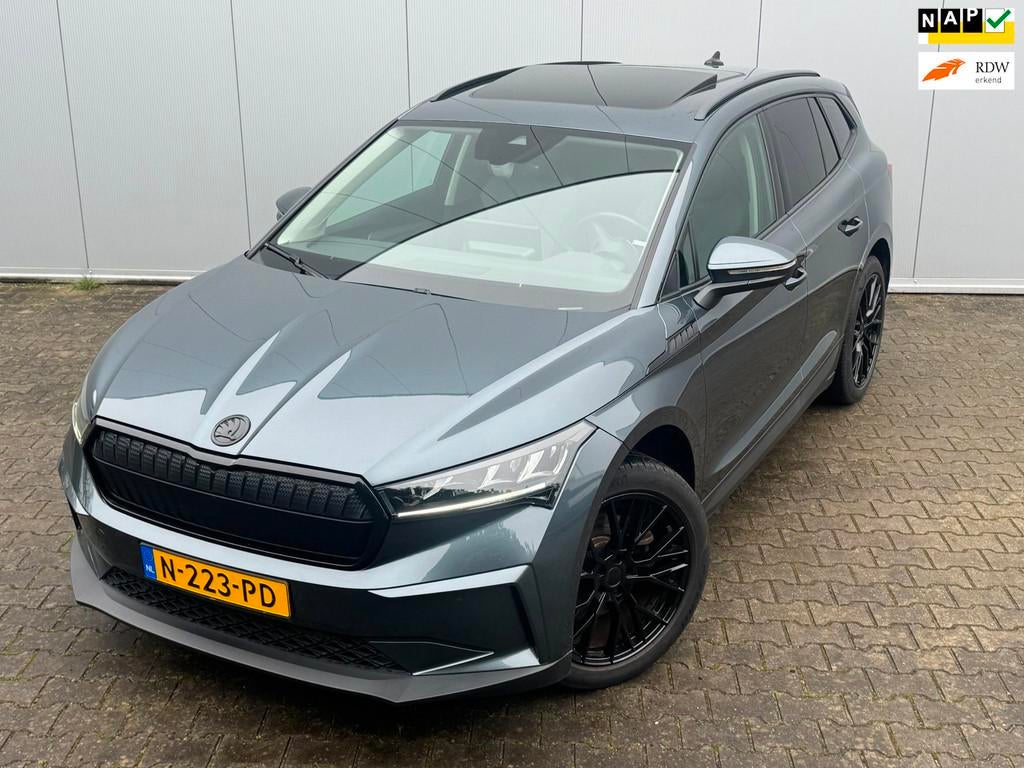 Skoda Enyaq iV BUSINESS PANORAMADAK CARPLAY ORIGINEEL NEDERL, Auto's, Skoda, Automaat, Gebruikt, Zwart, Origineel Nederlands