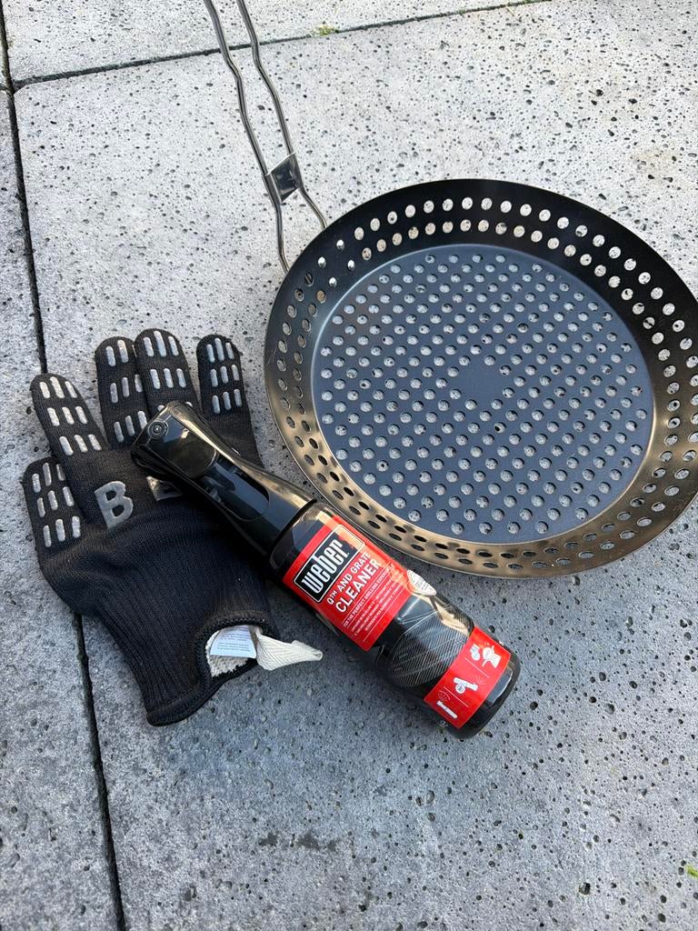 BBQ benodigdheden: pan, handschoen en reiniger, Ophalen of Verzenden, Zo goed als nieuw