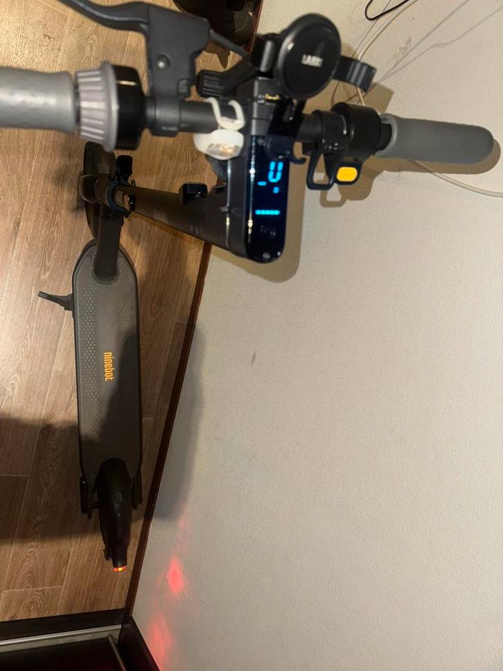 Ninebot elektrische scooter in goede staat, Fietsen en Brommers, Steps, Zo goed als nieuw, Elektrische step (E-scooter), Ophalen of Verzenden