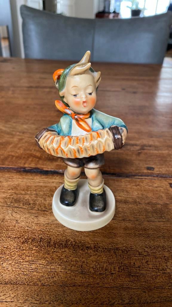 Vintage Hummel beeldje: Jongen met accordeon, Verzamelen, Beelden en Beeldjes, Ophalen of Verzenden, Zo goed als nieuw, Hummel