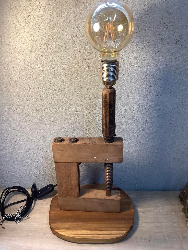 Lamp gemaakt van oude houten lijmklem, Ophalen of Verzenden, Gebruikt, Minder dan 50 cm