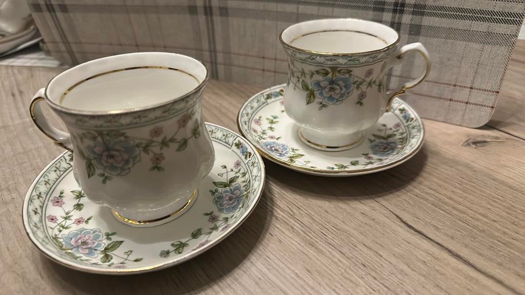 Balmoral Bone China Kopjes en Schotels - Fijn Bloemmotief, Ophalen of Verzenden, Zo goed als nieuw, Overige stijlen, Kop(pen) en/of Schotel(s)