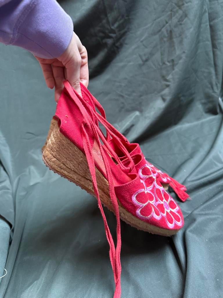 Rode sleehakken met bloemen en touw, Ophalen of Verzenden, Gedragen, Rood, Schoenen met hoge hakken