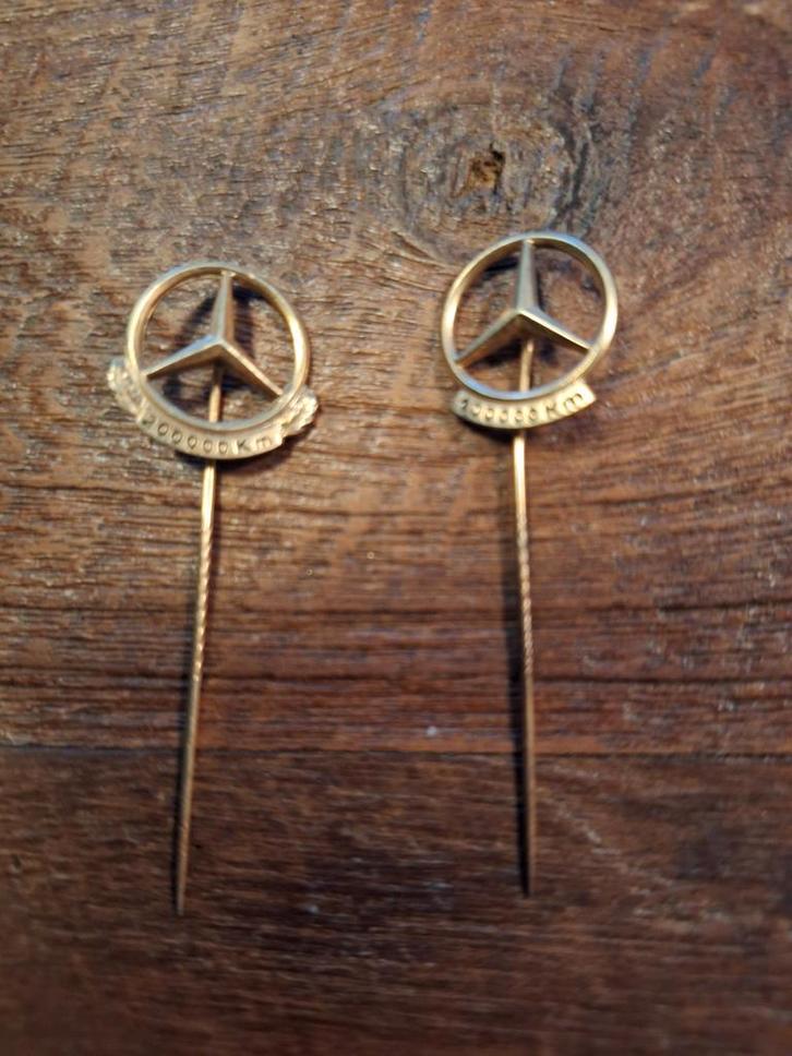 Gouden Mercedes vrachtwagen speldjes 100.000 en 200.000 km, Verzamelen, Merken en Reclamevoorwerpen, Ophalen of Verzenden
