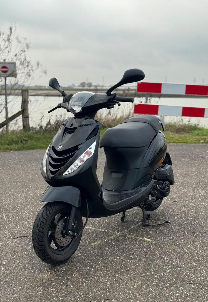 Piaggio zip 4t 80cc malossi brom, Fietsen en Brommers, Scooters | Piaggio, Zo goed als nieuw, Zip, Benzine, Ophalen