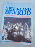 Boek Nederland Bevrijd, Tweede Wereldoorlog, W.Trees  R. van Soeren, Ophalen of Verzenden, Zo goed als nieuw