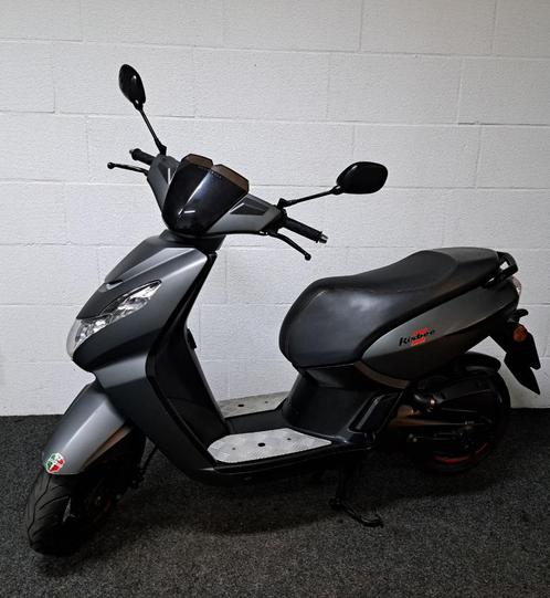 Peugeot Kisbee, mat grijze bromscooter, Fietsen en Brommers, Scooters | Peugeot, Zo goed als nieuw, Overige modellen, Benzine