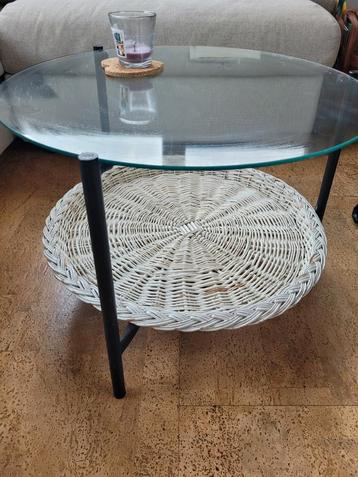 Vintage rond salontafel met glazen blad & mand beschikbaar voor biedingen