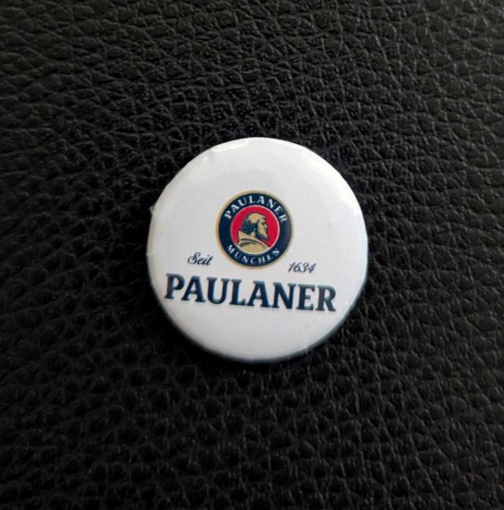 Paulaner - 25 mm button/speld/pin - Wit/Blauw, Verzamelen, Biermerken, Nieuw, Overige typen, Overige merken, Ophalen of Verzenden