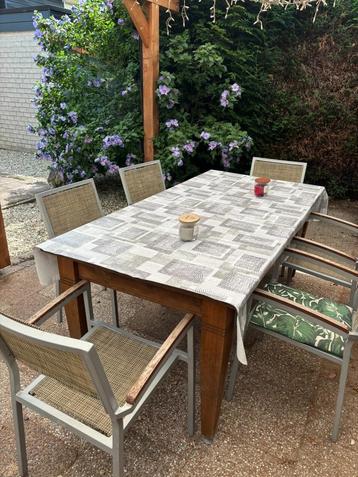 Grote tafel  beschikbaar voor biedingen