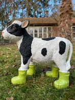 Kalf koe met groene regenlaarsjes beeld tuin boer boerderij, Tuin en Terras, Tuinbeelden, Ophalen of Verzenden, Nieuw, Kunststof