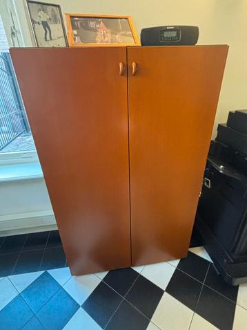 Kast met hangmappen en planken beschikbaar voor biedingen