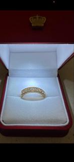 Elegante gouden ring met strass, Ophalen of Verzenden, Zo goed als nieuw, 17 tot 18, Met edelsteen