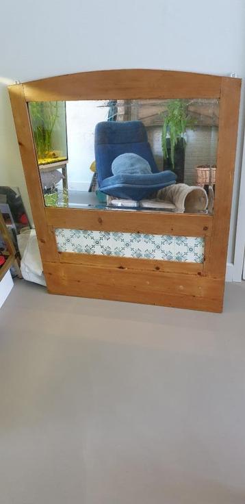 Prachtige houten wandspiegel met tegeltjes beschikbaar voor biedingen
