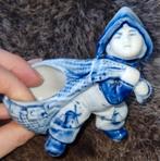 Delfts Blauw Figuur met Mand vissertje, Antiek en Kunst, Antiek | Keramiek en Aardewerk, Ophalen of Verzenden