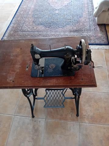 oude trapnaaimachine en perzisch tapijt beschikbaar voor biedingen