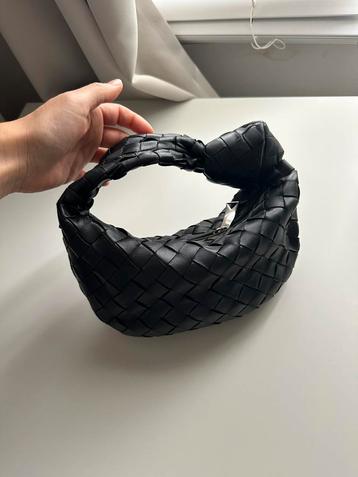 Bottega Veneta mini jodie in zwart leer.  beschikbaar voor biedingen