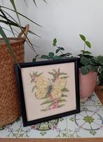 Vintage geborduurd schilderij met gele vlinder, Minder dan 50 cm, Ophalen of Verzenden, Zo goed als nieuw, Schilderij