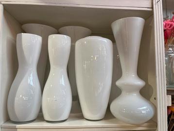 Witte vazen collectie beschikbaar voor biedingen