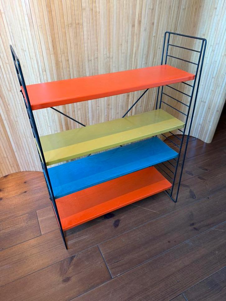Staand Tomado Boekenrek Met Zwarte Staanders., Huis en Inrichting, Woonaccessoires | Wandplanken en Boekenplanken, Ophalen of Verzenden