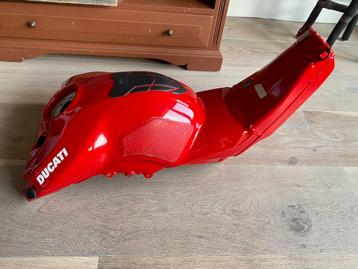 Ducati panigale v4 v4s tank beschikbaar voor biedingen