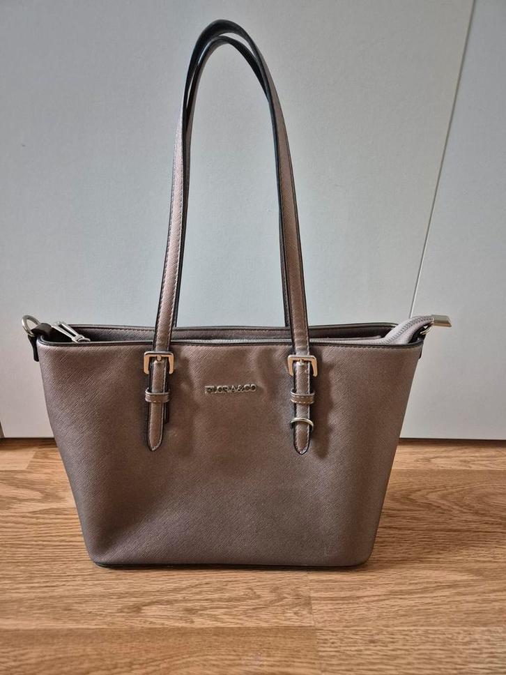 Flora & Co schoudertas Nora, Sieraden, Tassen en Uiterlijk, Tassen | Damestassen, Zo goed als nieuw, Bruin, Ophalen of Verzenden