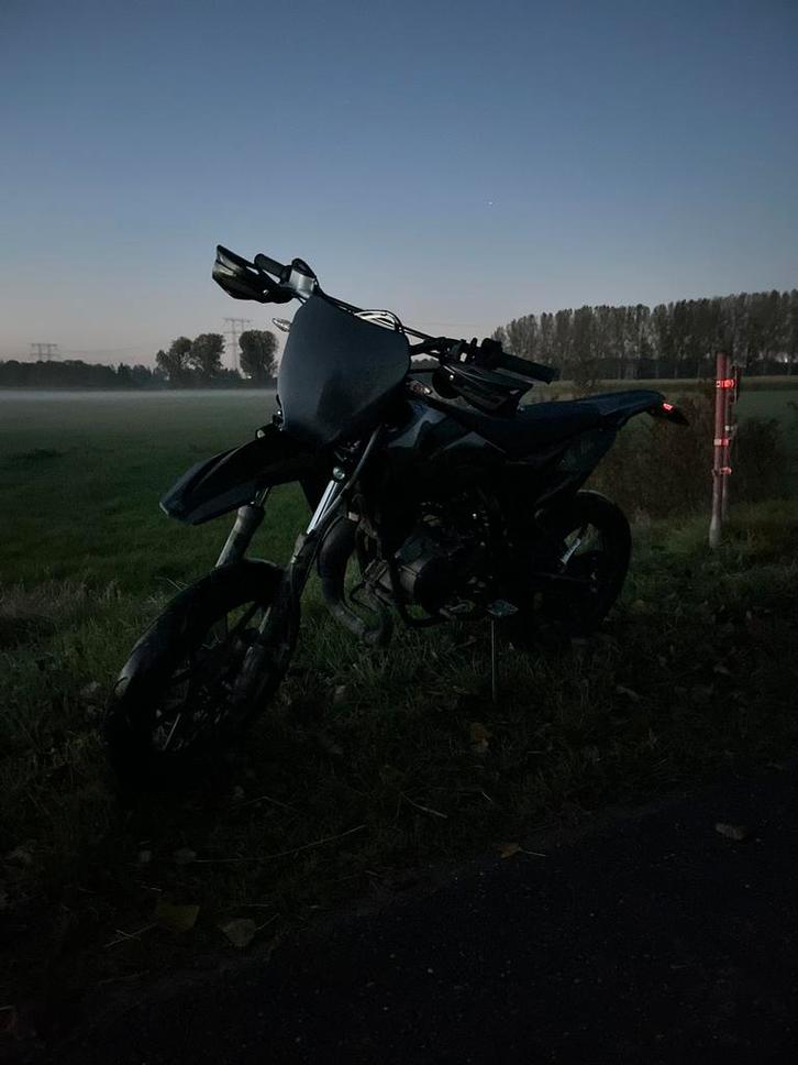 sherco blackmoon 50cc, Fietsen en Brommers, Brommers | Crossbrommers, Zo goed als nieuw, Derbi, Ophalen