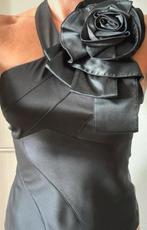 Satijnen top met roos Karen Millen, Verzenden, Zo goed als nieuw, Maat 36 (S), Zwart