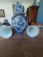 Delfts Blauw Boch Vaas met Deksel en Twee Vazen, Antiek en Kunst, Ophalen of Verzenden