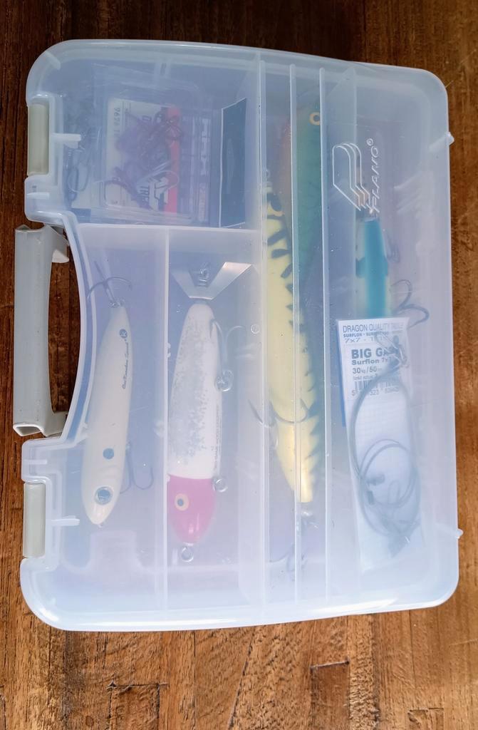 Te koop doos met small big game pluggen., Watersport en Boten, Hengelsport | Zeevissen, Zo goed als nieuw, Overige typen, Ophalen of Verzenden