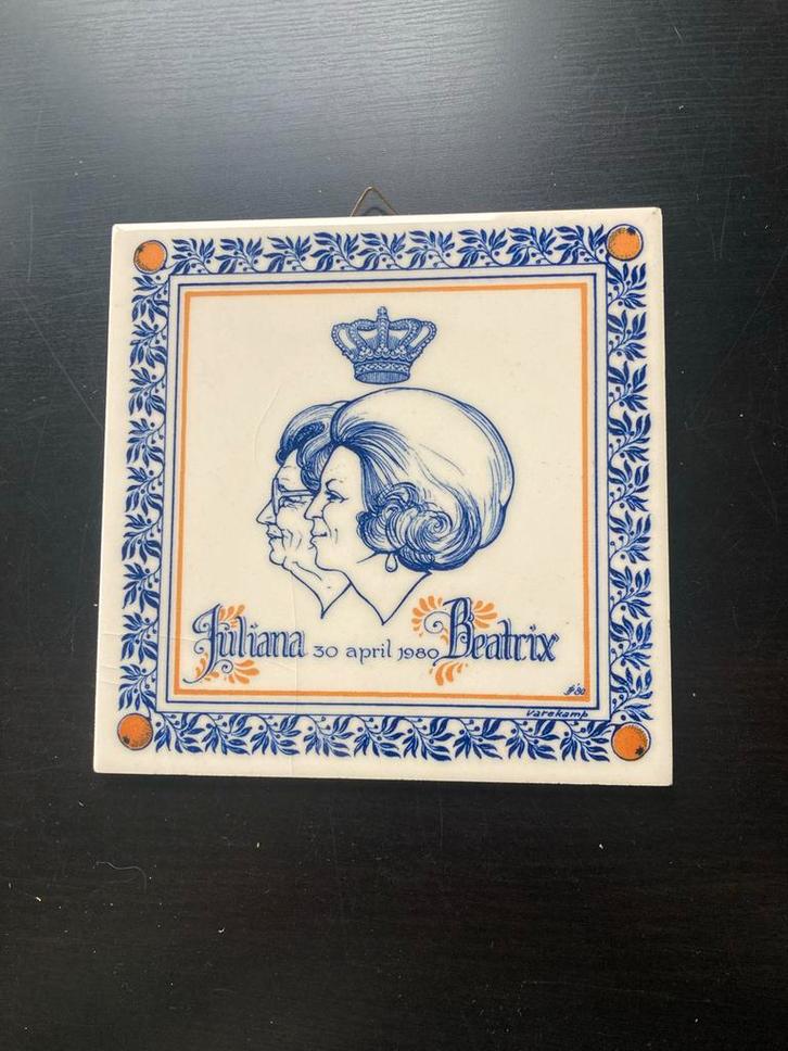 Herdenkingstegel Juliana & Beatrix 1980, Antiek en Kunst, Antiek | Wandborden en Tegels, Ophalen of Verzenden