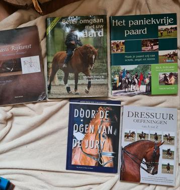 Diverse paardenboeken voor 5 euro beschikbaar voor biedingen