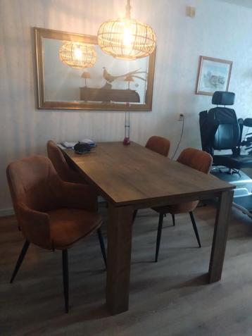 Eettafel met 4 stoelen beschikbaar voor biedingen