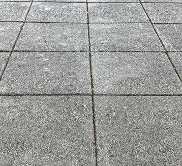 88 grijze tegels 50 x 50  12 x grijze tegels 60 x 60   beschikbaar voor biedingen