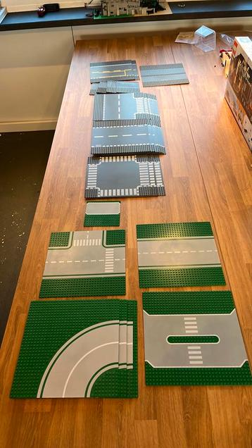 Lego wegenplaten grijs en groen met fietspaden beschikbaar voor biedingen